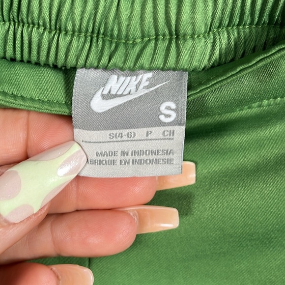 Nike Track Pants Green Sporty Casual Athletic Lightweight Active St Patricks Day - Picture 5 of 10